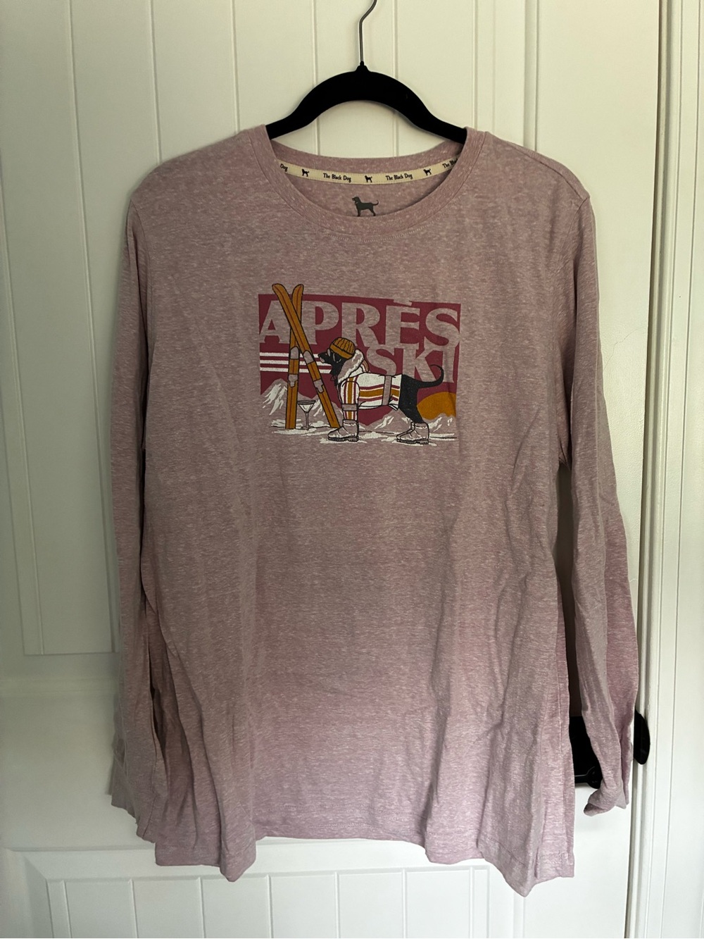 The Black Dog Women’s Long-Sleeve Apres Ski Graphic Tee - Dusty Mauve